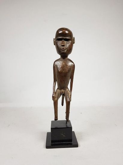 null Très belle statuette en bois sculpté d’un singe debout.
Indonésie (?), fin XIXe-début...