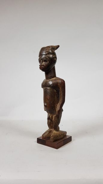 null Statuette masculine en bois sculpté à patine brune. 
Burkina Faso, Lobi.
H :...