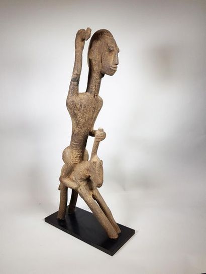 null Sculpture en bois patiné figurant un cavalier menaçant.
Afrique, XXe siècle.
H...