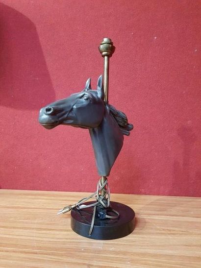 null Irénée ROCHARD (1906-1984). Lampe à poser à décor de tête de cheval en régule....