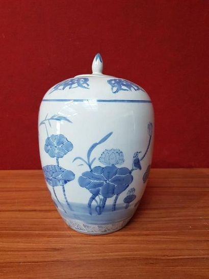 null Potiche en porcelaine blanc bleu. Chine, XXe siècle. H : 33 cm - D : 23 cm