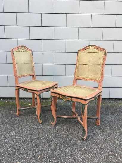 null Paire de chaises cannées (accident) en bois peint à décor de feuilles d'acanthes....