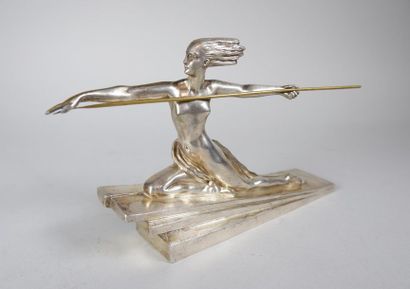 null Marcel BOURAINE (1886-1948)
L'amazone. 
Epreuve en bronze à patine argentée....