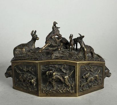 null Christophe FRATIN (1801-1864)
Coffret à la famille de cerfs.
Epreuve en bronze...