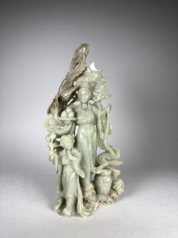 null Femme et enfant avec un phénix.

Sculpture en pierre dure verte.

Chine, XXe...