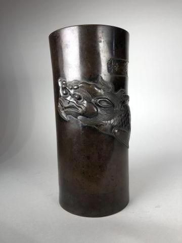 null Vase tubulaire en bronze à décor de carpe. 

Japon, vers 1900. 

H : 27 cm