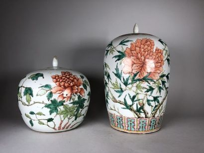 null Deux pots couverts en porcelaine émaillée à décor de fleurs (accident sur le...