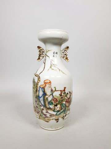 null Petit vase balustre en porcelaine, l’ouverture en forme de coupe, à décor polychrome...