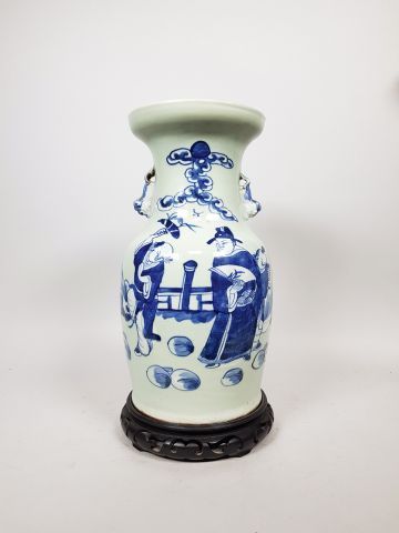 null Vase balustre en porcelaine à décor d’Immortels taoïste en bleu sur fond céladon,...