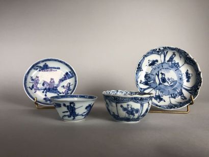 null Deux tasses avec soucoupes porcelaine bleu blanc a décors de personnages.

XVIIIe...