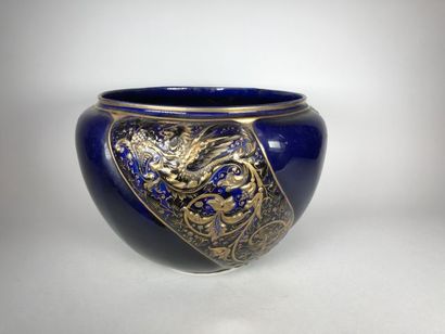 null Cache pot en porcelaine à fond bleu et rehauts d’or à décor de dragons, pampres...