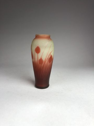 null D'ARGENTAL

Vase en verre multicouche gravé à l'acide d'un décor floral orangé...