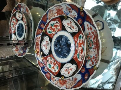 null Deux plats en porcelaine IMARI. D : 22,5 et 31 cm