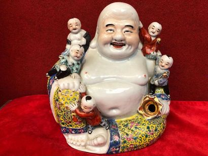 null Important Bouddha entouré d'enfants riant en porcelaine (accident). Chine, XXe...