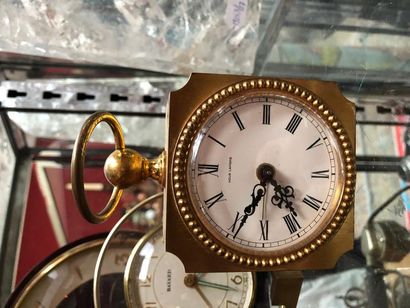 null HOUR LAVIGNE. Small gilt bronze clock. H : 11,5 cm