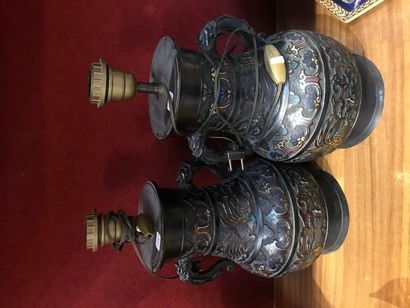 null Paire de vases montés en lampe en bronze patiné et émaillé. Chine XXe . H :...