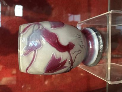 null GALLERY. Acid-etched multilayer glass vase (crack). H : 12 cm