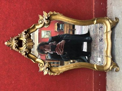 null Petit miroir en bois doré. Style Louis XV. 74 x 41 cm