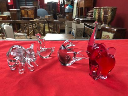 null Set of four glass animals including a Murano bird and two elephants. H: 9 to...