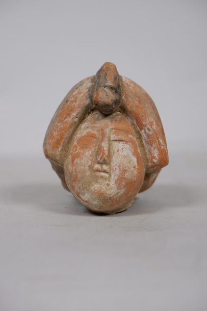 null Terracotta head. China, Han style. H: 9 cm