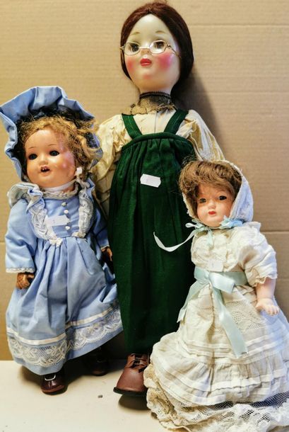 Trois poupées diverses dont une à tête caractérisée,...