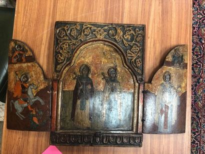 null Icone en bois peint et sculpté figurant Saint Georges, deux saintes (Nina et...