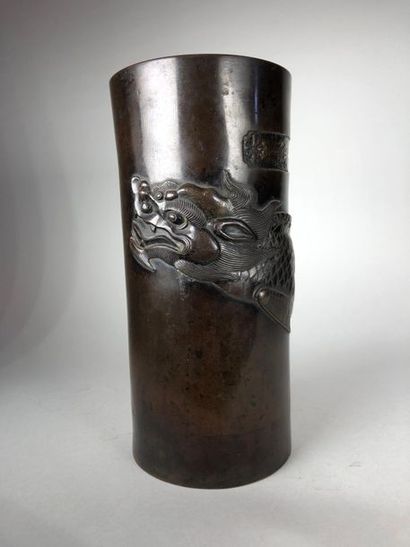Vase tubulaire en bronze à décor de carpe....