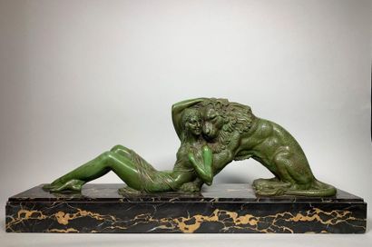 null Dimitri CHIPARUS (1886-1947)
Femme et lion.
Importante épreuve en bronze à patine...