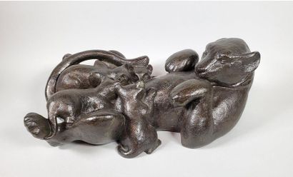 null Paul SIMON (1892-1979)
Lionne allaitant ses petits.
Importante épreuve en bronze...