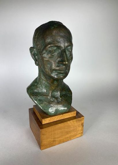 null Pedro LOAIZOLA (1909-1984)
Buste d'homme, 1951.
Epreuve en bronze à patine verte....