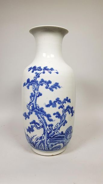 null Vase balustre en porcelaine bleu-blanc, à décor d’un couple de daims auprès...
