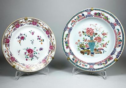 null Deux plats en porcelaine et émaux de la famille rose, l’un à décor d’un vase...