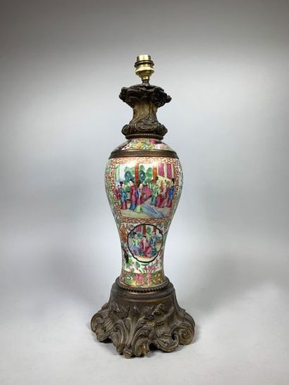 null Pied de lampe en porcelaine de Chine famille rose à décor de scènes de palais...