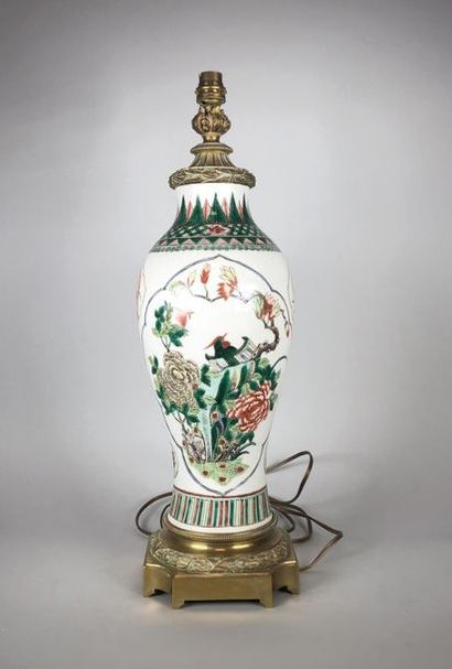 null Pied de lampe en porcelaine de Chine de la "famille verte" (recoupé, percé)....