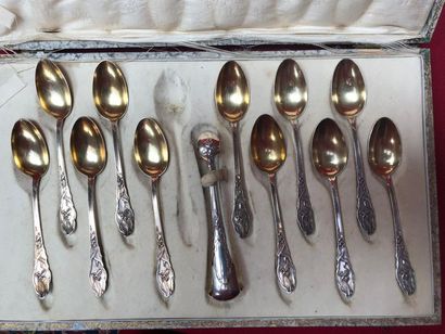null Eleven teaspoons and a silver sugar tongs. Art Nouveau period. Weight : 273,3...