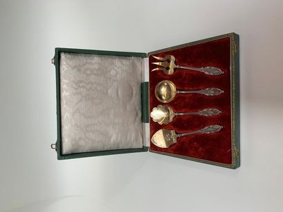 null Candy set in silver and vermeille. Weight: 109.7 g. In a case.