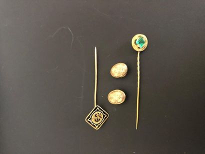 null Pair of collar buttons and two tie pins, one set with a green stone, in 18K...