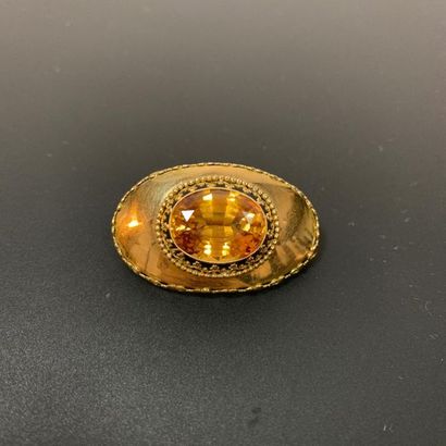 null Oval brooch in 18K yellow gold (750°/°°) set with a citrine. Length: 38 mm -...