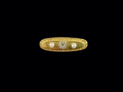 null Oval brooch in 18K yellow gold (750°/°°) openworked with rinceaux, set with...
