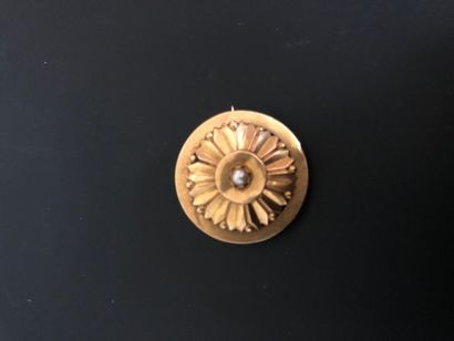 null Circular brooch forming a flower in 18K yellow gold (750°/°°), the pistil set...
