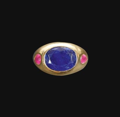 null Ring in 18K (750°/°°) yellow gold set with an oval blue stone surrounded by...