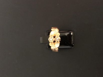 null Ring in 18K (750°/°°) yellow gold applied with coloured gold florets. Finger...