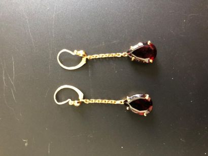 null Pair of earrings in 18K yellow gold set with garnets. Gross weight: 2.7 g