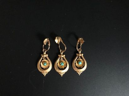 null Pair of 18K (750°/°°) yellow gold earrings set with turquoise. A third earring...