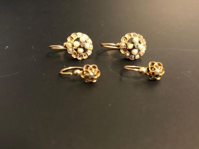 null Two pairs of 18K (750°/°°) yellow gold sleepers set with cultured pearls. Gross...