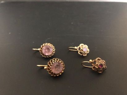null Two pairs of 18K (750°/°°) yellow gold sleepers set with amethysts and pink...