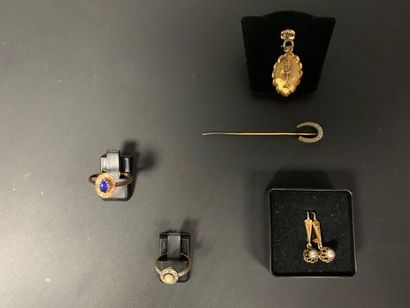 null Batch of gold scrap, tie pin, medal, two rings.
Gross weight: 9 g