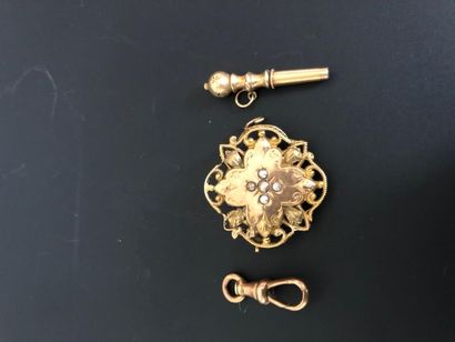 null Partie de broche (manque l'aiguille), clé de montre et mousqueton en or jaune...