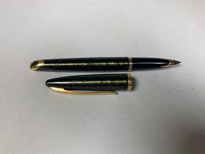 null WATERMAN. Stylo plume en composition imitant la laque verte.
Plume or 18K.