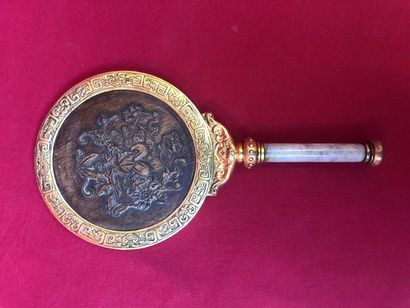 null Hand mirror in chased brass, carved wood and onyx handle. L : 29 cm